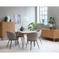 Luxusní retro masivní sestava nábytku do jídelny Roskilde z dubového dřeva v přírodní světlé hnědé barvě s kulatým rozkládacím stolem a oválnou barovou skříňkou a příborníkem s koženými židlemi v hnědošedém odstínu taupe