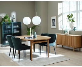 Art deco retro j&iacute;deln&iacute; sestava Roskilde se světl&yacute;m hněd&yacute;m dubov&yacute;m ov&aacute;ln&yacute;m j&iacute;deln&iacute;m stolem a př&iacute;born&iacute;kem s lamelov&yacute;m dekorem s čalouněnou sametovou j&iacute;deln&iacute; židl&iacute; a vitr&iacute;nou s žebrovan&yacute;m sklem v tmavě zelen&eacute; barvě