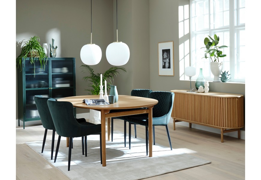 Art deco retro jídelní sestava Roskilde se světlým hnědým dubovým oválným jídelním stolem a příborníkem s lamelovým dekorem s čalouněnou sametovou jídelní židlí a vitrínou s žebrovaným sklem v tmavě zelené barvě