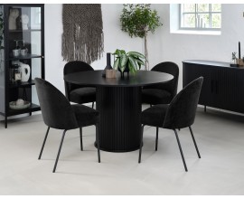 Modern&iacute; industri&aacute;ln&iacute; čern&aacute; j&iacute;deln&iacute; sestava Bornholm s kulat&yacute;m stolem a ov&aacute;ln&yacute;m př&iacute;born&iacute;kem v dubov&eacute;m dekoru s vertik&aacute;ln&iacute;m lamelov&yacute;m reli&eacute;fem s čalouněn&yacute;mi židlemi s žinylkov&yacute;m potahem as n&iacute;zkou kovovou vitr&iacute;nou se čtyřmi policemi