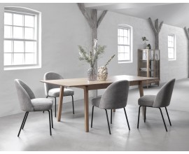 Modern&iacute; j&iacute;deln&iacute; sestava Arken s rozkl&aacute;dac&iacute;m obd&eacute;ln&iacute;kov&yacute;m stolem a prosklenou vitr&iacute;nou ve světle hněd&eacute; barvě s dubov&yacute;m dekorem se židlemi s žinylkov&yacute;m potahem ve světle &scaron;ed&eacute; barvě