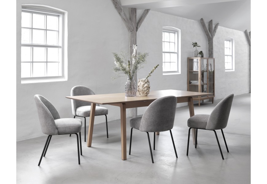 Moderní jídelní sestava Arken s rozkládacím obdélníkovým stolem a prosklenou vitrínou ve světle hnědé barvě s dubovým dekorem se židlemi s žinylkovým potahem ve světle šedé barvě