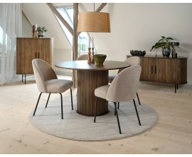 Retro masivn&iacute; sestava n&aacute;bytku do j&iacute;delny Bornholm s kulat&yacute;m j&iacute;deln&iacute;m stolem a ov&aacute;ln&yacute;m př&iacute;born&iacute;kem a barovou skř&iacute;ňkou s posuvn&yacute;mi dv&iacute;řky s tmav&yacute;m hněd&yacute;m př&iacute;rodn&iacute;m dubov&yacute;m dekorem a vertik&aacute;ln&iacute;m lamelov&yacute;m reli&eacute;fem s čalouněn&yacute;mi židlemi s p&iacute;skově b&eacute;žov&yacute;m žinylkov&yacute;m potahem