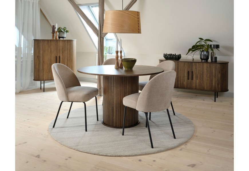 Retro masivní sestava nábytku do jídelny Bornholm s kulatým jídelním stolem a oválným příborníkem a barovou skříňkou s posuvnými dvířky s tmavým hnědým přírodním dubovým dekorem a vertikálním lamelovým reliéfem s čalouněnými židlemi s pískově béžovým žinylkovým potahem