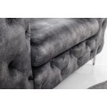 Designov&eacute; chesterfield křeslo Modern Barock v tmavě &scaron;ed&eacute; barvě se sametov&yacute;m potahem a stř&iacute;brn&yacute;mi nožičkami z kovu 120 cm
