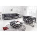 Designov&eacute; chesterfield křeslo Modern Barock v tmavě &scaron;ed&eacute; barvě se sametov&yacute;m potahem a stř&iacute;brn&yacute;mi nožičkami z kovu 120 cm