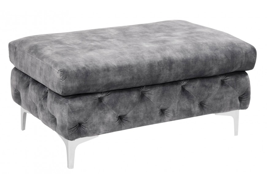 Designová barokní chesterfield taburetka s obdélníkovým sedátkem s prošíváním a knoflíky po obvodu v šedém sametovém potahu s kabriolovými stříbrnými nožičkami