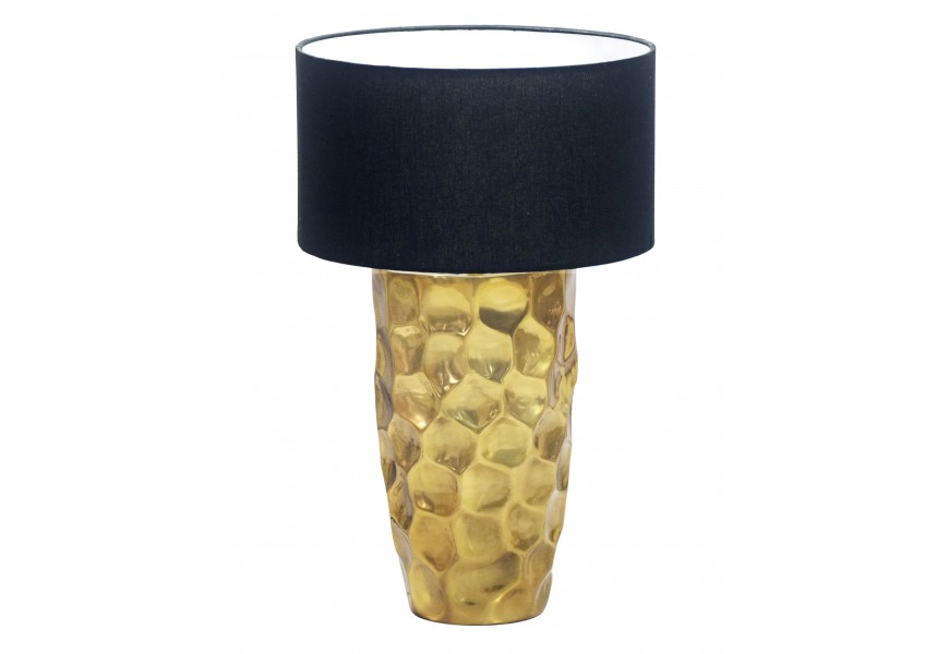 Designová glamour stolní lampa Almina se zlatou 3D reliéfní nohou a černým kulatým minimalistickým stínítkem s bílým vnitřkem