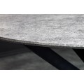 Modern&iacute; kulat&yacute; j&iacute;deln&iacute; stůl Valldemossa s deskou v dekoru &scaron;ed&eacute;ho kamene s čern&yacute;m zkř&iacute;žen&yacute;m kovov&yacute;m nohama 120 cm