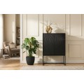 Designov&aacute; modern&iacute; čern&aacute; barov&aacute; skř&iacute;ňka z masivn&iacute;ho mangov&eacute;ho dřeva s dvojit&yacute;mi dv&iacute;řky s dekorem kružnic a podnož&iacute; 120 cm 
