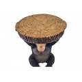 Designov&yacute; kulat&yacute; př&iacute;ručn&iacute; stolek Pop Atelier ve tvaru sed&iacute;c&iacute; opice s horn&iacute; deskou s motivem průřezu kmene stromu 52 cm