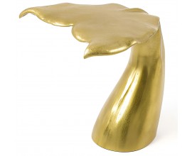 Modern&iacute; glamour kovov&yacute; př&iacute;ručn&iacute; stolek Whale v atypick&eacute;m tvaru ryb&iacute; ploutve zlat&eacute; barvy 57 cm