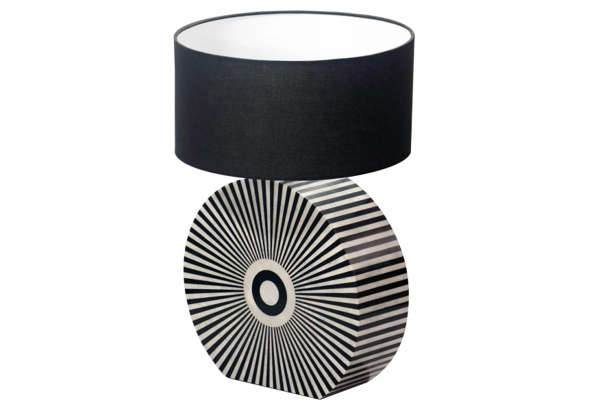 Moderní art deco černo bílá stolní lampa Celia s nohou ve tvaru kruhu z akrylu s kostní intarzií s motivem slunečních paprsků v černé a bílé barvě s kulatým textilním stínítkem v černé barvě