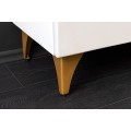 Designov&yacute; etno b&iacute;l&yacute; TV stolek Cumbria se čtyřmi dv&iacute;řky se zlat&yacute;mi detaily a reli&eacute;fem s motivem paprsků 180 cm