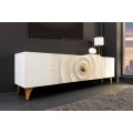 Designov&yacute; etno b&iacute;l&yacute; TV stolek Cumbria se čtyřmi dv&iacute;řky se zlat&yacute;mi detaily a reli&eacute;fem s motivem paprsků 180 cm