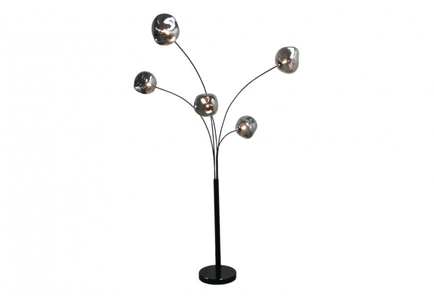 Moderní glamour stojací lampa Kalan s kulatým černým mramorovým podstavcem a černou kovovou konstrukcí s pěti rameny se stínítky z tónovaného skla v šedé barvě s tekutým efektem