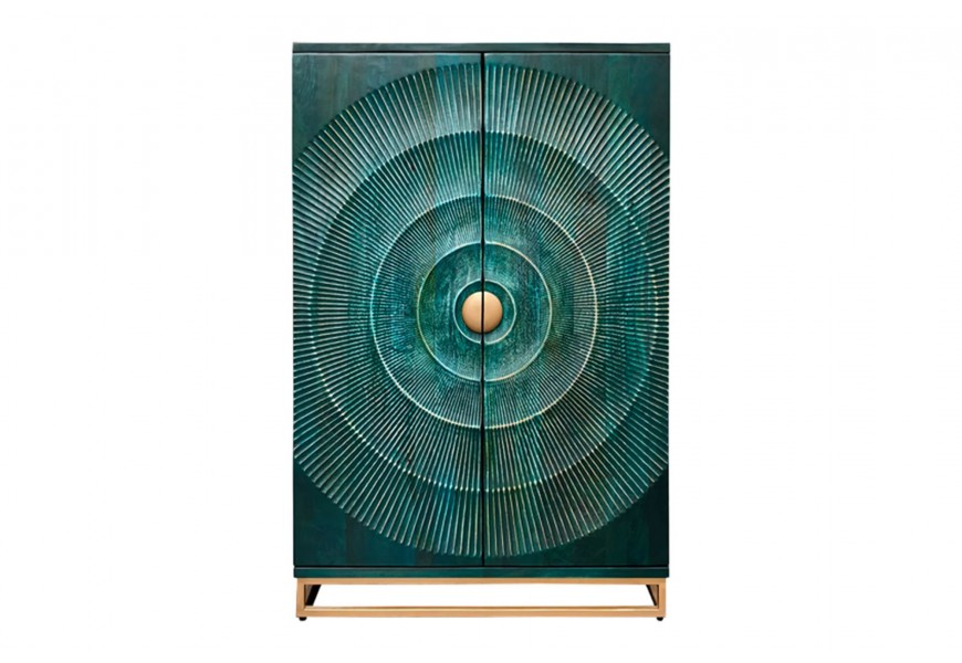 Designová moderní art deco masivní dvoudveřová barová skříňka Cumbria s tyrkysovým lakováním v ortýnech zelené a modré s kulatým zlatým úchytem a lineární podstavou z kovu s vyřezávaným zdobením s motivem slunečních paprsků s vintage efektem ošoupané barvy