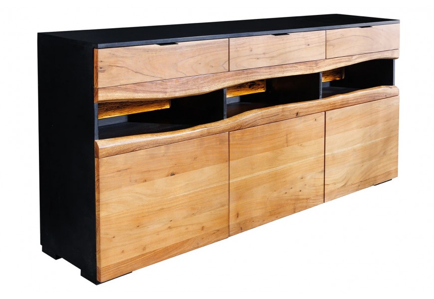 Moderní designový příborník Akira s obdélníkovou vrchní deskou se třemi zásuvkami s otevřenou policí s LED osvětlením se třemi dvířky v kombinaci černé a přírodní hnědé barvy z masivního akáciového dřeva s detailem naturální hrany