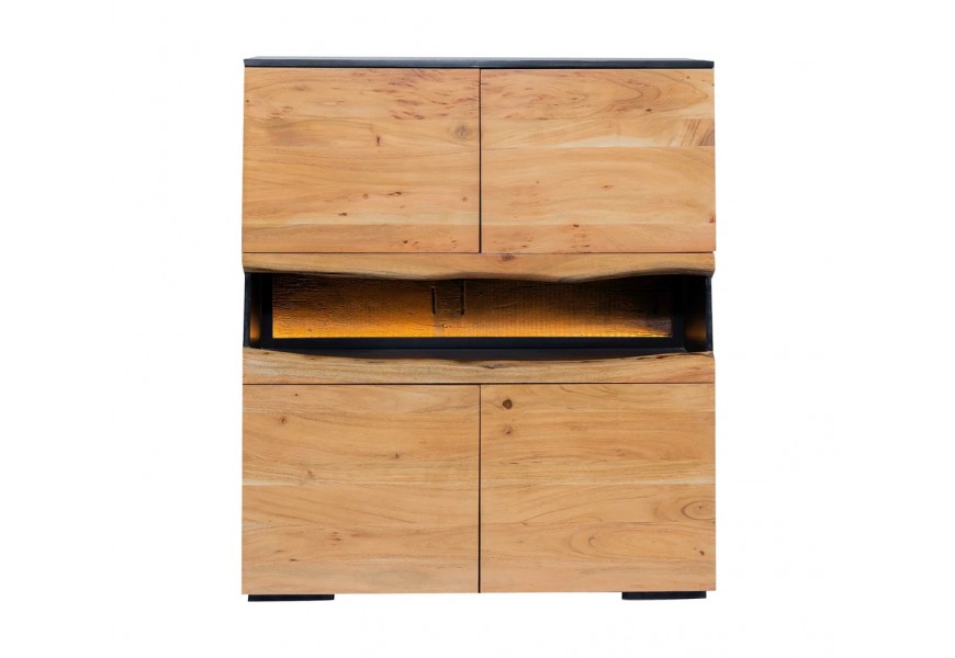 Moderní designový čtyřdveřový vysoký příborník Akira s policí s LED osvětlením a organicky tvarovanou hranou live edge s konstrukcí z MDF v černé barvě a dvířky z masivního akáciového dřeva v přírodní medové hnědé barvě