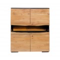 Moderní designový čtyřdveřový vysoký příborník Akira s policí s LED osvětlením a organicky tvarovanou hranou live edge s konstrukcí z MDF v černé barvě a dvířky z masivního akáciového dřeva v přírodní medové hnědé barvě