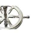 Designov&yacute; koloni&aacute;ln&iacute; stojan na de&scaron;tn&iacute;ky Sail z kovu ve stř&iacute;brn&eacute; barvě s motivem lodn&iacute;ho kormidla 63 cm