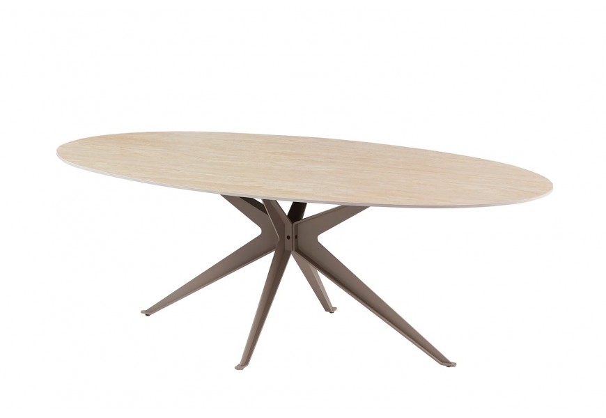 Designový mramorový jídelní stůl Daron s oválnou vrchní deskou z keramiky s travertinovým designem v přírodních béžových odstínech s podstavou z kovu v béžově šedé barvě greige se čtyřmi zkříženýma nohama s hvězdicovou siluetou