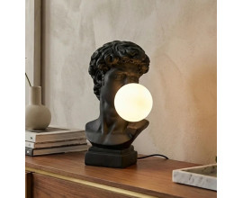 Modern&iacute; klasick&aacute; čern&aacute; stoln&iacute; lampa Antica s designovou podstavou s motivem Michelangelovy busty Davida s kulat&yacute;m b&iacute;l&yacute;m st&iacute;n&iacute;tkem um&iacute;stěn&yacute;m v &uacute;stech