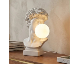 Modern&iacute; klasick&aacute; b&iacute;l&aacute; stoln&iacute; lampa Antica s motivem Michelangelovy busty Davida s kulat&yacute;m st&iacute;n&iacute;tkem um&iacute;stěn&yacute;m v &uacute;stech připom&iacute;naj&iacute;c&iacute;m žv&yacute;kačkovou bublinu