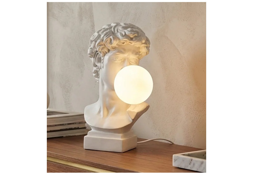 Moderní klasická bílá stolní lampa Antica s motivem Michelangelovy busty Davida s kulatým stínítkem umístěným v ústech připomínajícím žvýkačkovou bublinu
