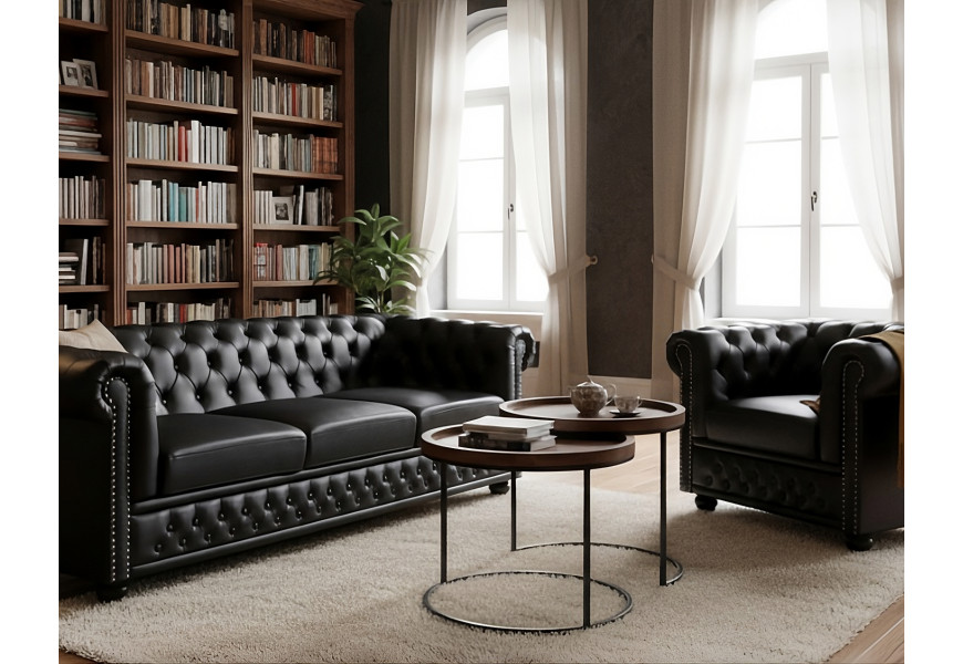 Luxusní kožená černá sestava nábytku do obývacího pokoje Chesterfield s křeslem a třímístnou sedačkou s klasickou rolovanou opěrkou a prošíváním s knoflíky se sadou dvou kulatých konferenčních stolků z masivního dřeva a kovu
