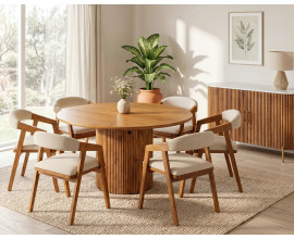 Designov&aacute; retro art deco sestava n&aacute;bytku do j&iacute;delny Celestia z masivn&iacute;ho dřeva v př&iacute;rodn&iacute; hněd&eacute; barvě s kulat&yacute;m stolem s &uacute;ložn&yacute;m prostorem a př&iacute;born&iacute;kem s mramorovou deskou s žebrovan&yacute;m reli&eacute;fem s b&eacute;žov&yacute;m vlněn&yacute;m kobercem a čalouněn&iacute;m na židl&iacute;ch