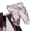 Designov&eacute; zar&aacute;žky na knihy Horse Crystal z růžov&eacute;ho kři&scaron;ť&aacute;lov&eacute;ho skla s vymodelovanou hlavou koně a geometrickou podstavou 21 cm