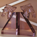 Designov&eacute; zar&aacute;žky na knihy Horse Crystal z růžov&eacute;ho kři&scaron;ť&aacute;lov&eacute;ho skla s vymodelovanou hlavou koně a geometrickou podstavou 21 cm
