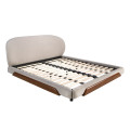 Luxusn&iacute; modern&iacute; čalouněn&aacute; světl&aacute; &scaron;ed&aacute; manželsk&aacute; postel Vita Naturale s hněd&yacute;mi dřevěn&yacute;mi detaily a ov&aacute;ln&yacute;m čelem 180 cm