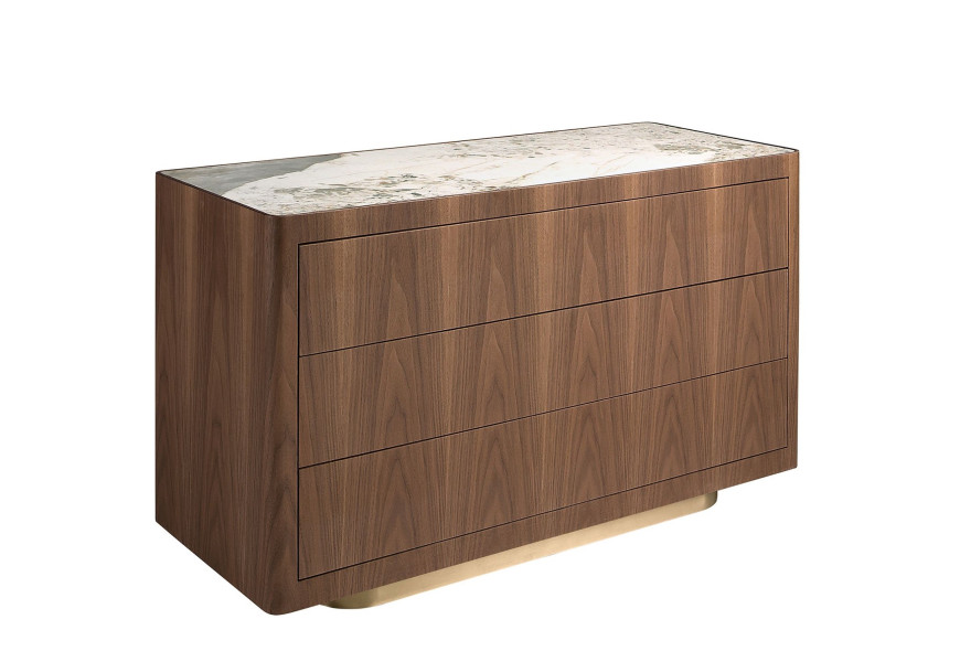 Luxusní moderní komoda Vita Naturale s obdélníkovou vrchní deskou se zaoblenými rohy z porcelánu s designem bílého mramoru s hnědou a šedou kresbou s korpusem z ořechové dýhy v přírodní hnědé barvě se třemi zásuvkami s oválnou podstavou z kovu ve zlatě