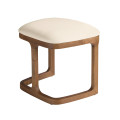 Luxusn&iacute; modern&iacute; taburetka Vita Naturale s b&eacute;žov&yacute;m kožen&yacute;m sedadlem a masivn&iacute; ořechovou hnědou podstavou 48 cm