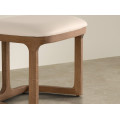 Luxusn&iacute; modern&iacute; taburetka Vita Naturale s b&eacute;žov&yacute;m kožen&yacute;m sedadlem a masivn&iacute; ořechovou hnědou podstavou 48 cm