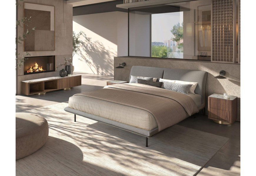 Luxusní moderní sestava ložnicového nábytku Vita Naturale s nádechem art deco stylu s šedou čalouněnou manželskou postelí s černýma kovovými nohami s nočními stolky a TV stolkem v ořechové hnědé barvě s bílým mramorem se zlatou kovovou podstavou