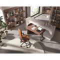 Luxusní moderní sestava nábytku do pracovny Vita Naturale s designovým stolem a knihovnou z pravé ořechové dýhy v hnědé barvě s černými kovovými detaily a šedým akcentem s kolečkovým kancelářským křeslem a koženým potahem v koňakové hnědé barvě