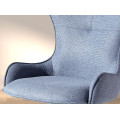 Luxusn&iacute; modern&iacute; otočn&aacute; j&iacute;deln&iacute; židle Forma Moderna s modr&yacute;m textiln&iacute;m potahem a černou kovovou podstavou 86 cm