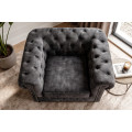 Designov&eacute; &scaron;ed&eacute; křeslo Chesterfield se sametov&yacute;m potahem s pro&scaron;&iacute;v&aacute;n&iacute;m s kulat&yacute;mi knofl&iacute;ky a zarolovanou opěrkou 109 cm