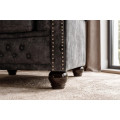 Designov&eacute; &scaron;ed&eacute; křeslo Chesterfield se sametov&yacute;m potahem s pro&scaron;&iacute;v&aacute;n&iacute;m s kulat&yacute;mi knofl&iacute;ky a zarolovanou opěrkou 109 cm