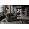 Designov&eacute; &scaron;ed&eacute; křeslo Chesterfield se sametov&yacute;m potahem s pro&scaron;&iacute;v&aacute;n&iacute;m s kulat&yacute;mi knofl&iacute;ky a zarolovanou opěrkou 109 cm