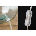 Modern&iacute; skleněn&aacute; stoln&iacute; lampa Glassy s asymetrickou transparentn&iacute; nohou a b&iacute;l&yacute;m textiln&iacute;m st&iacute;n&iacute;tkem 42 cm