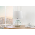 Modern&iacute; skleněn&aacute; stoln&iacute; lampa Glassy s asymetrickou transparentn&iacute; nohou a b&iacute;l&yacute;m textiln&iacute;m st&iacute;n&iacute;tkem 42 cm