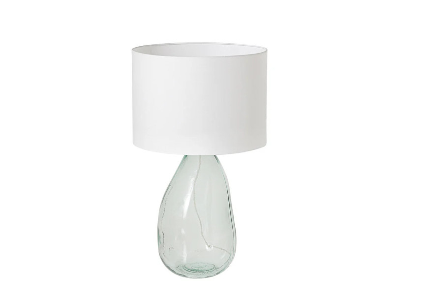 Moderní skleněná lampa Glassy s atypickou podstavou s průhledného bezpečnostního skla s asymetrickou siluetou s bílým kulatým textilním stínítkem