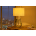 Designov&aacute; modern&iacute; stoln&iacute; lampa Glassy s průhlednou nohou ze skla s b&iacute;l&yacute;m textiln&iacute;m st&iacute;n&iacute;tkem 60 cm