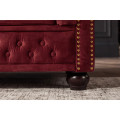 Designov&aacute; chesterfield tř&iacute;m&iacute;stn&aacute; sedačka Maya s červen&yacute;m sametov&yacute;m potahem s pro&scaron;&iacute;v&aacute;n&iacute;m s knofl&iacute;ky 205 cm