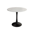 Moderní mramorový jídelní bistro stůl Ceramia Blanca s kulatou keramickou deskou s designem bílého mramoru s šedým žilkováním s jednou nohou s rozšířeným podstavcem z kovu v černém matném provedení