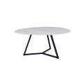 Designový mramorový industriální asymetrický konferenční stolek Ceramia Blanca s deskou organického tvaru z keramiky v bílé barvě s šedým žilkováním se třemi nohami z kovu v černé barvě